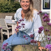 Melanie Bosch tussen bloemen in de tuin